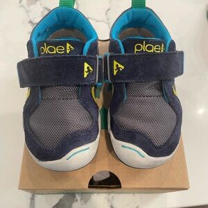 Plae size 6 navy tennis shoes